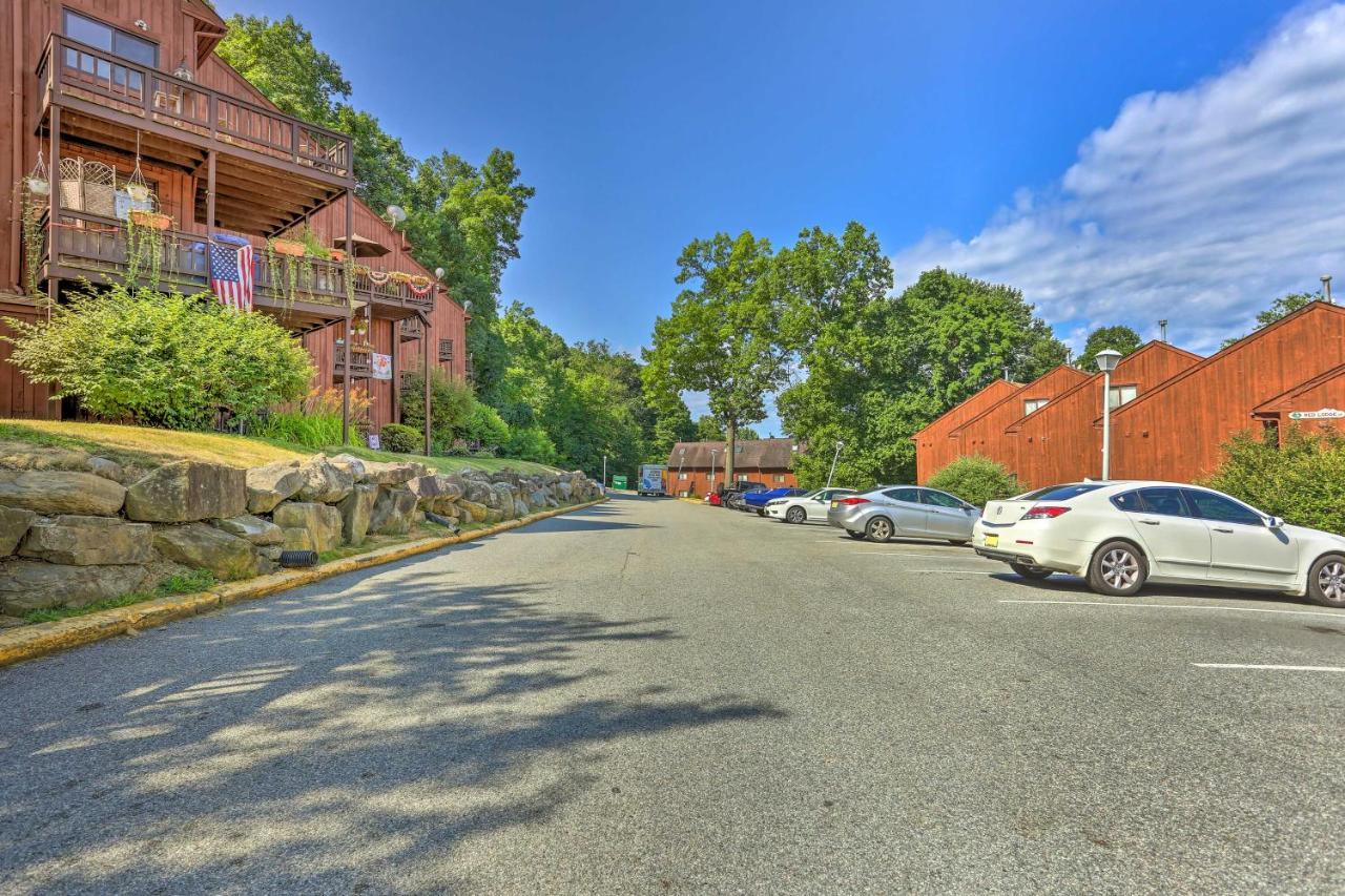Vernon Township Condo With Balcony Near Ski Lifts! 외부 사진