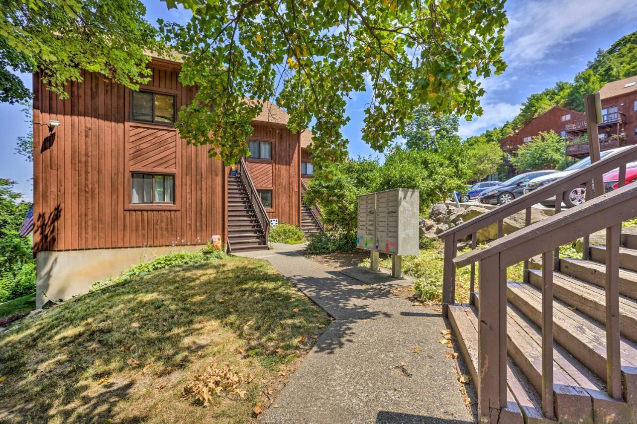 Vernon Township Condo With Balcony Near Ski Lifts! 외부 사진